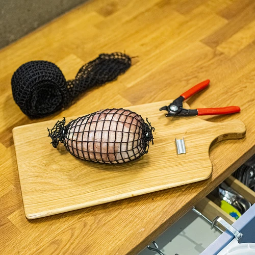 Černá uzenářská síťka o rozměrech 18 cm x 5 m, s tepelnou odolností do 220°C - 5