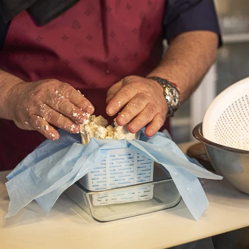 Čtvercová sýrařská forma 11 x 11 x 8,5 cm na 500 g - 2