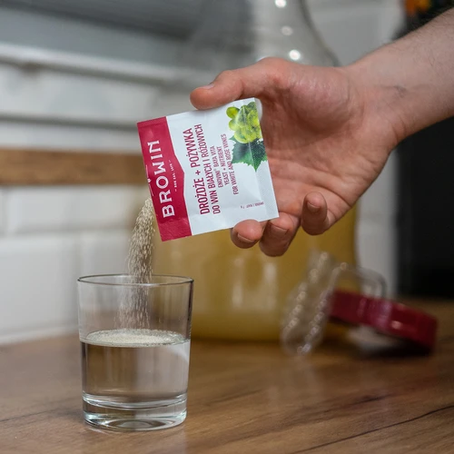 Kvasnice Bayanus + živná sůl - bílá a růžová vína - 5