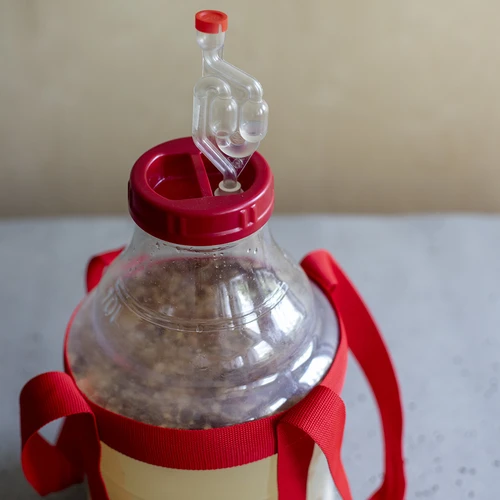 Lehký, nerozbitný balon na víno s popruhy, 10 L - 19