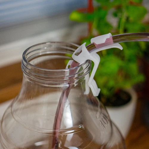 Sada na stáčení vína s držákem a svorkou - 11