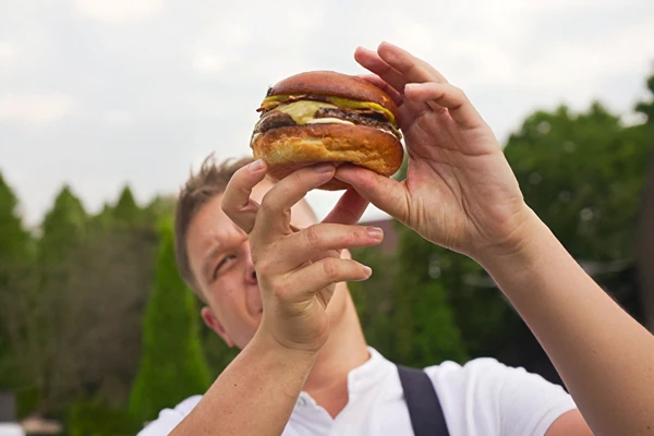 Burger s banánovým kečupem, slaninou a whisky majonézou