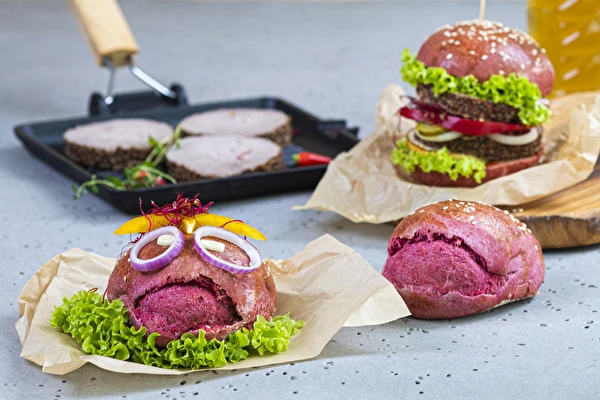 Červené housky s červenou řepou