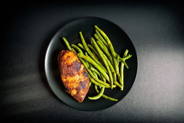 Domácí kuře sous-vide s fazolovými lusky