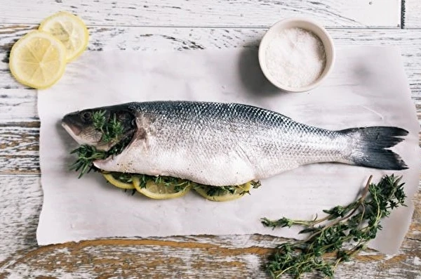 Domácí uzený pstruh v koprovém nálevu