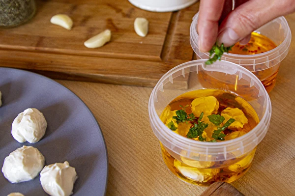 Jogurtové kuličky v olivovém oleji s kořením