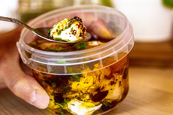 Jogurtové kuličky v olivovém oleji s kořením