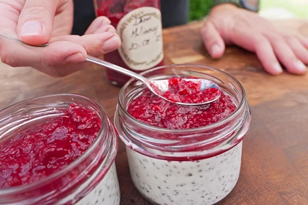 Kokosový puding chia s malinovým džemem