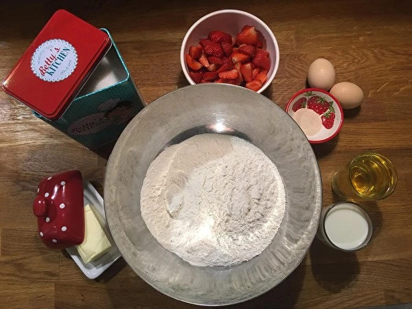 Kynutý koláč bez hnětení s jahodami