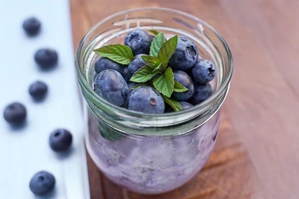 Noční ovesná kaše s borůvkovým džemem - rychlá a zdravá snídaně