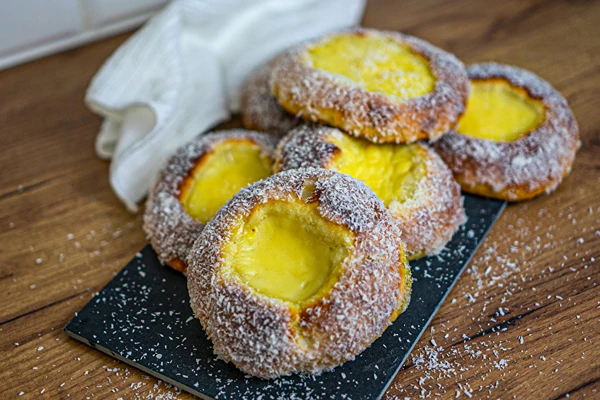 Skoleboller – norské buchtičky s pudinkem a kokosem