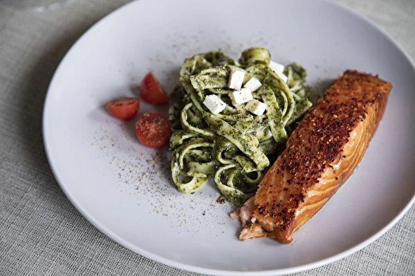 Těstoviny se špenátem a uzeným lososem