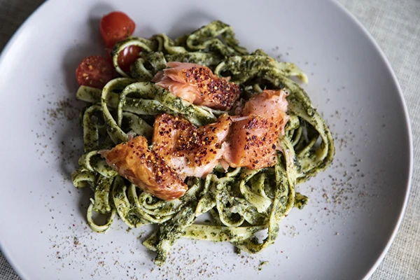 Těstoviny se špenátem a uzeným lososem