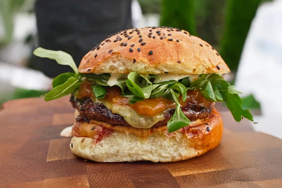 Burger s broskvovým džemem – vyzkoušejte toto spojení