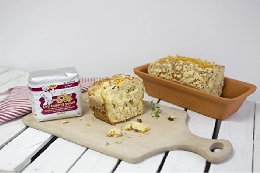 Domácí kynutý koláč s rybízem a drobenkou