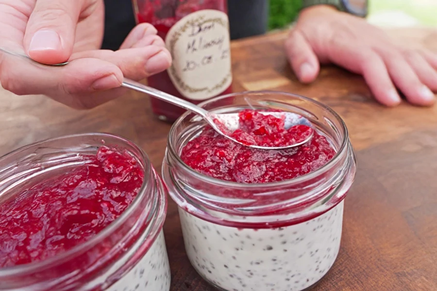 Kokosový puding chia s malinovým džemem