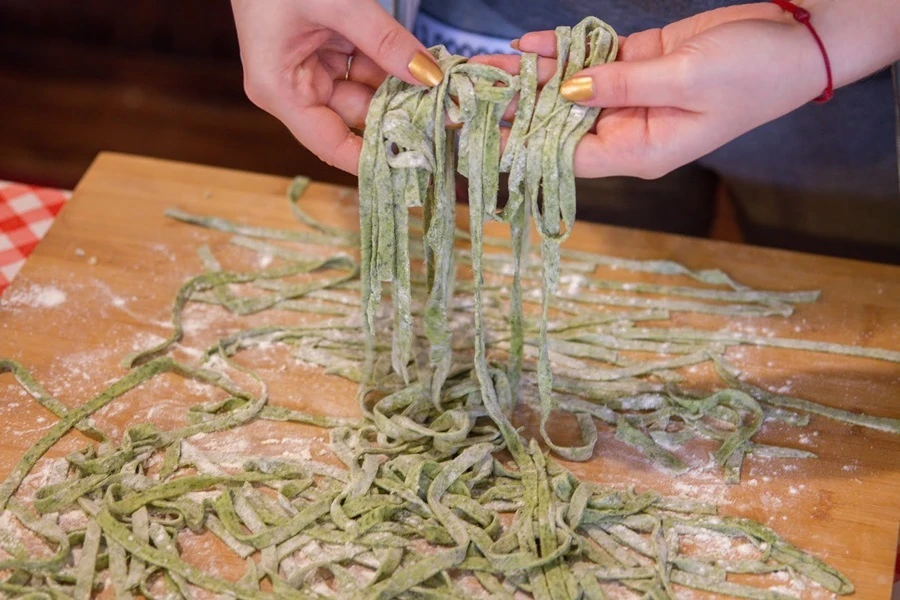 Browin Przepiśnik - Špenátové těstoviny s tvarohem a slaninou